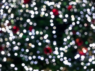 Bulanık Noel ağacı ışıklarıyla soyut şenlik arkaplanı sihirli bir bokeh etkisi yaratıyor