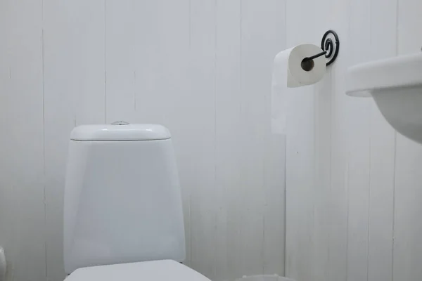 Baño Blanco Inodoro Papel Higiénico Lavabo Composición Limpia —  Fotos de Stock