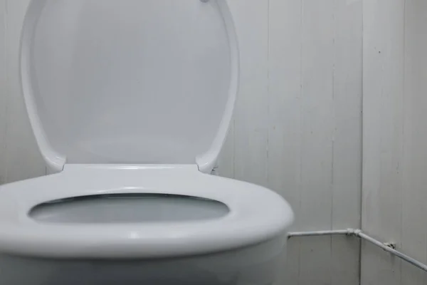 Bílá Toaleta Toaletní Papír Umyvadlo Čisté Složení — Stock fotografie