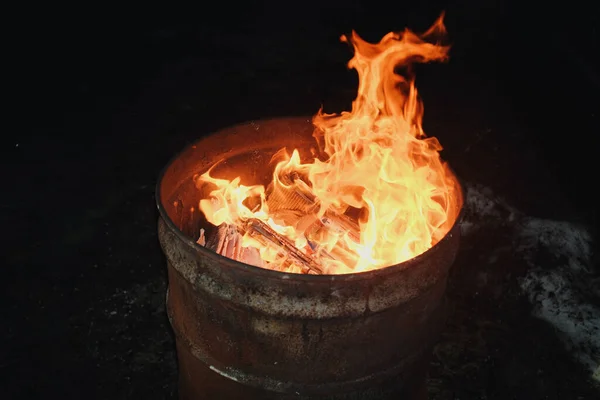 Feuer Brennt Der Nacht Einem Metallfass — Stockfoto