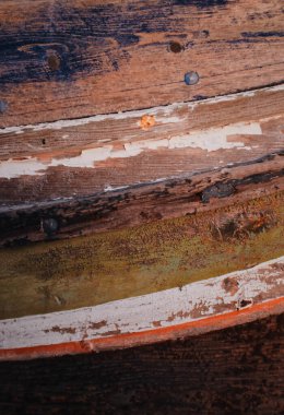 Terk edilmiş bir kulübede eski bir tahta kürek teknesinin detayları.