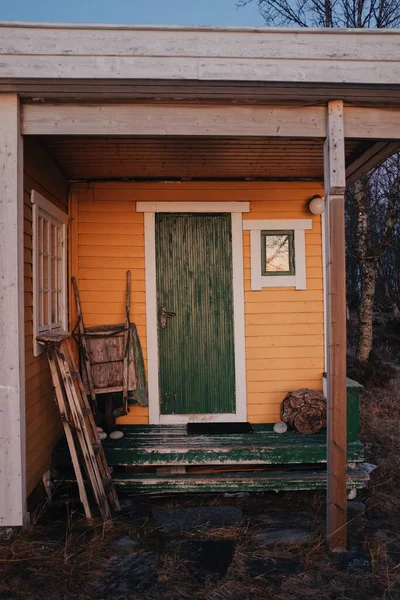 Детали Типичного Скандинавского Желтого Деревянного Домика Закате — стоковое фото