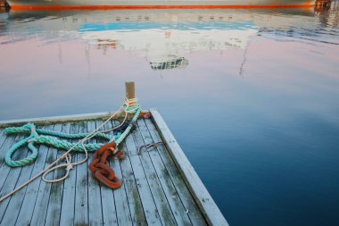 Farklı halatları olan boş ahşap iskele. Yüksek kalite fotoğraf
