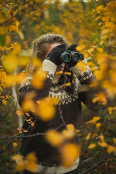 Кавказская Женщина Биноклем Время Наблюдения Птицами Красивом Желтом Осеннем Лесу — стоковое фото