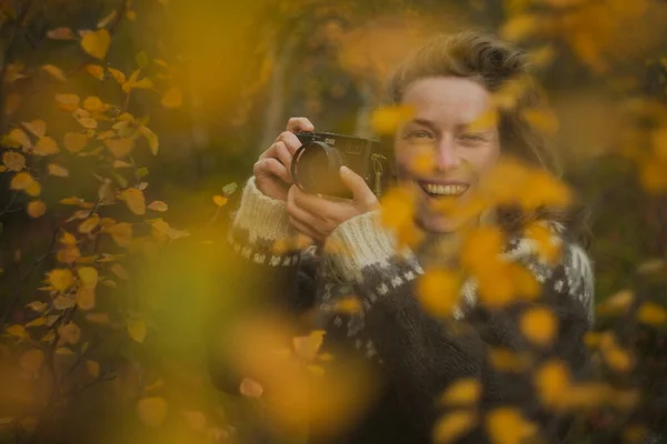 Beyaz Kadın Fotoğrafçı Sarı Bir Sonbahar Ormanında Eski Model Bir — Stok fotoğraf