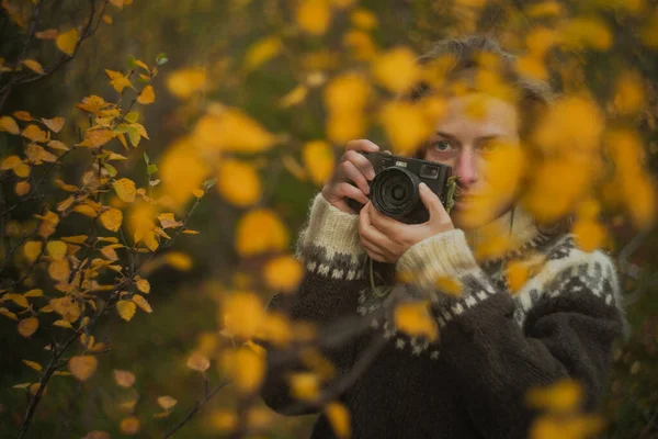 Кавказская Женщина Фотограф Фотографирует Помощью Винтажной Дальномерной Кинокамеры Красивом Желтом — стоковое фото