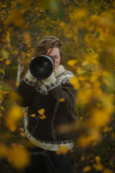 Beyaz Kadın Fotoğrafçı Kameralı Telefoto Lensli Vahşi Hayatın Fotoğraflarını Çekiyor — Stok fotoğraf