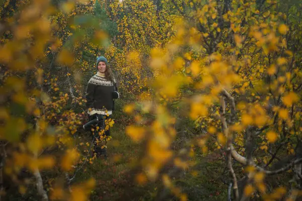 Güzel Bir Sonbahar Ormanında Örgü Kazak Giyen Beyaz Bir Kadının — Stok fotoğraf