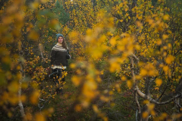 Retrato Una Mujer Caucásica Con Suéter Punto Pie Hermoso Bosque —  Fotos de Stock
