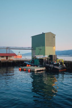 Kuzey Norveç 'te küçük bir balıkçı limanı. Kuzey Kutbu 'nda balıkçılık endüstrisi 