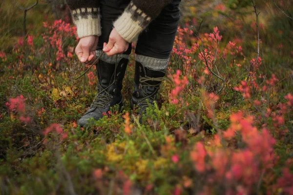 Κοντινή Καλλιέργεια Δερμάτινων Μποτών Πεζοπορίας Φθινοπωρινή Τούνδρα Στη Βόρεια Σκανδιναβία — Φωτογραφία Αρχείου