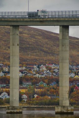 Sonbaharda Kuzey Norveç 'in Tromso kentindeki köprü ve banliyö konutları