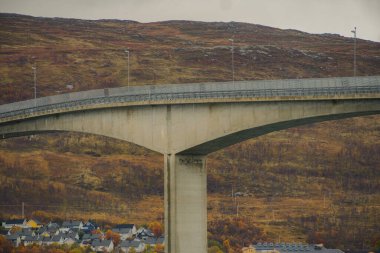 Sonbaharda Kuzey Norveç 'in Tromso kentindeki köprü ve banliyö konutları