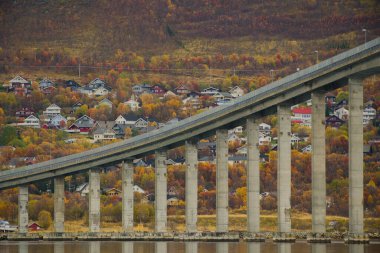 Sonbaharda Kuzey Norveç 'in Tromso kentindeki köprü ve banliyö konutları