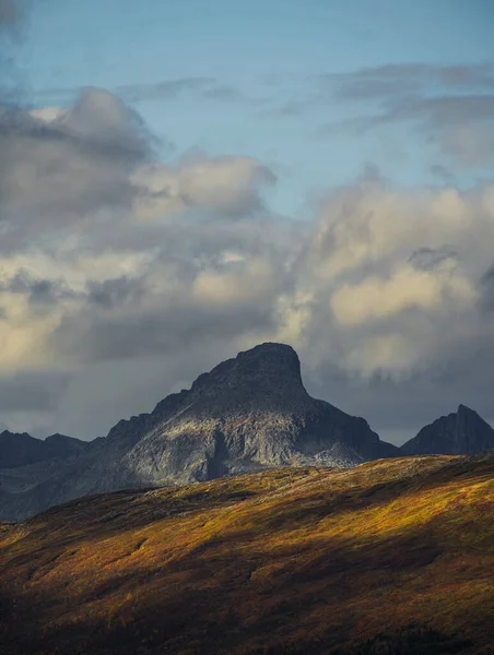 Luz Dramática Nubes Sobre Picos Montañosos Del Norte Noruega Paisaje —  Fotos de Stock