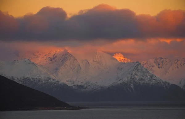 Karların Üzerindeki Dramatik Işık Bulutlar Kuzey Norveç Dağlık Tepelerini Manzarayı — Stok fotoğraf