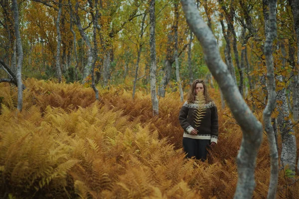 Caucasian Woman Wool Sweather Standing Amongst Dead Yellow Ferns Autumn — Stock Photo, Image