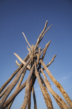 Kuzey Norveç 'ten Kautokeino. Geçmişte Sami halkı tarafından kullanılan geleneksel ahşap evler ve yapılar. Lavvo tipi çadır kurmak için tahta direkler.