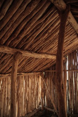 Kautokeino, kuzey Norveç - geleneksel ahşap evler ve yapılar geçmişte Sami halkı tarafından kullanılmış, küçük bir ahşap barakanın içi