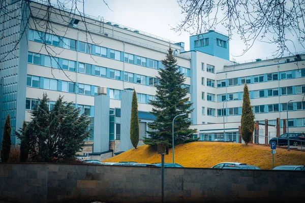 Hastane Valmiera Nsanlar Hastanenin Yakınındaki Doktorları Hastaları Ziyaret Ediyor — Stok fotoğraf