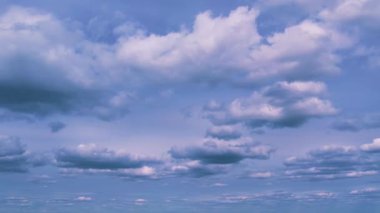 İHA havalandı. Gökyüzü, bulutlar havada film çekiyor. Yumuşak seçici odak.