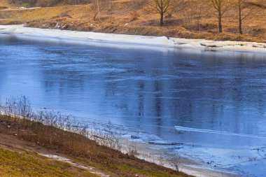 Gauja için buz nehrin kenarında donmuştu. Kış ayının sonu. Seçici odak yumuşak odak.