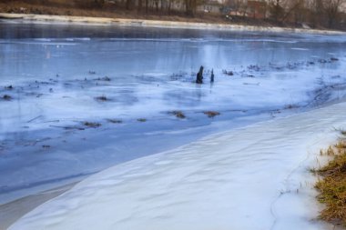 Gauja için buz nehrin kenarında donmuştu. Kış ayının sonu. Seçici odak yumuşak odak.