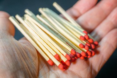 Uzun kibritler masanın siyah zeminine saçılmış..