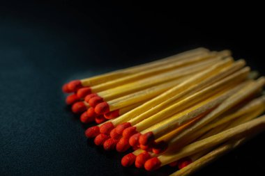 Uzun kibritler masanın siyah zeminine saçılmış..