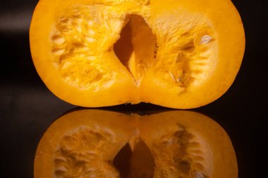 Sarı balkabağı dilimlenmiş siyah arkaplan.