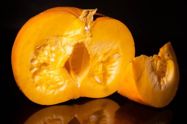 Sarı balkabağı dilimlenmiş siyah arkaplan.