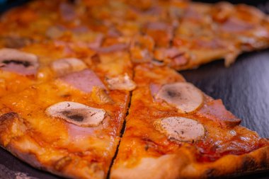 Jambonlu, taze ve turşulu gençler için yapılmış pizza, peynir.