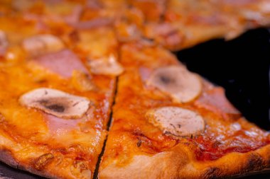 Jambonlu, taze ve turşulu gençler için yapılmış pizza, peynir.