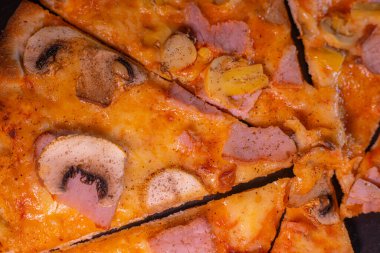 Jambonlu, taze ve turşulu gençler için yapılmış pizza, peynir.