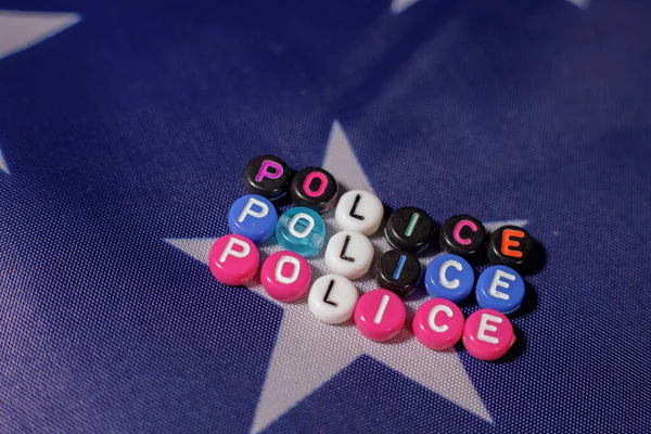 美国国旗背景上的字母中的详细词名 Police 珠子信 — 图库照片