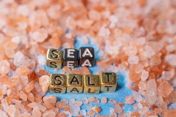 青い背景に紅海の塩 単語ビーズレターキューブ 塩で構成されています 選択的ソフトフォーカス — ストック写真