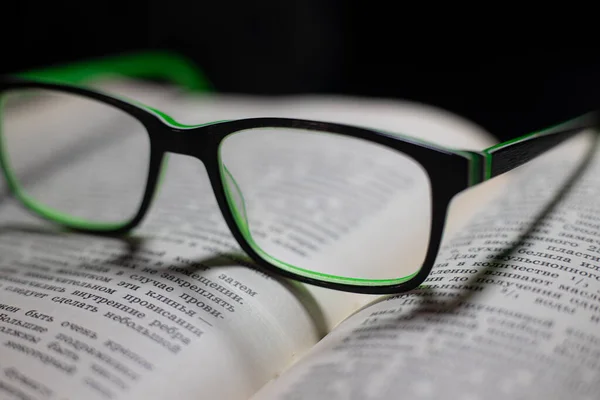 Livro Antigo Com Páginas Óculos Leitura Livro Fundo Preto Sombras — Fotografia de Stock
