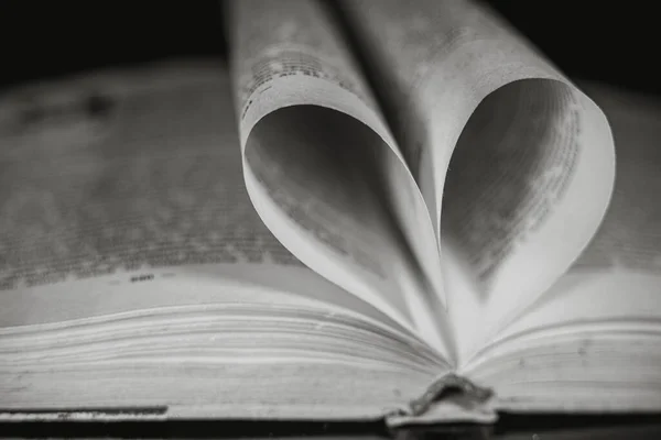 Livro Antigo Com Páginas Dobradas Forma Coração Sobre Fundo Preto — Fotografia de Stock