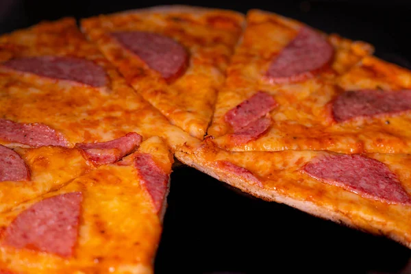 Gebackene Pizza Für Schüler Mit Wurst Und Käse Scheiben Geschnitten — Stockfoto