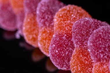 Kalp şeklinde tatlı marmelat, siyah arkaplan.