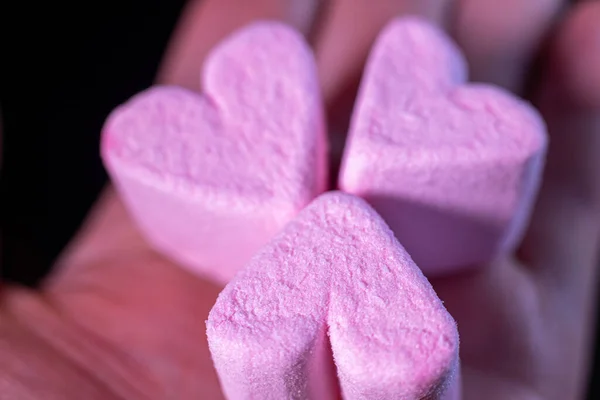 Guimauves Bonbons Forme Coeur Sur Main Féminine Fond Noir — Photo