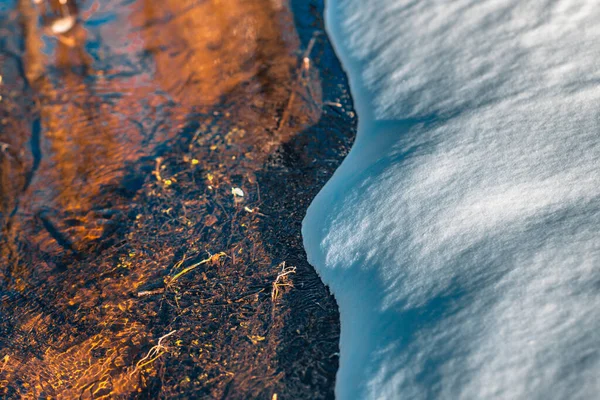 河流和白雪 水面上的树的倒影 冬季景观 — 图库照片