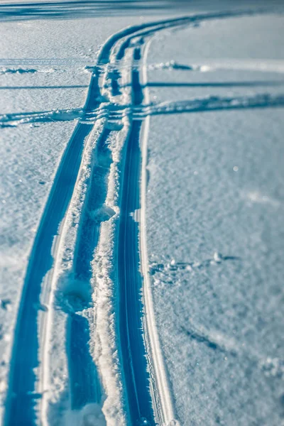 雪道の雪の中で車のタイヤトラック — ストック写真