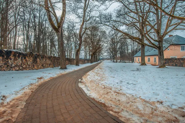 Taş duvar ustası, ev duvarı. Bruges yolu kış zamanı. Yürüme yolu.