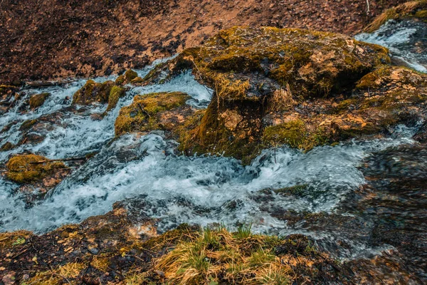 Kamenný Dolomitový Vodopád Silným Proudem Vody Tekoucí Dolů Nedaleko Les — Stock fotografie
