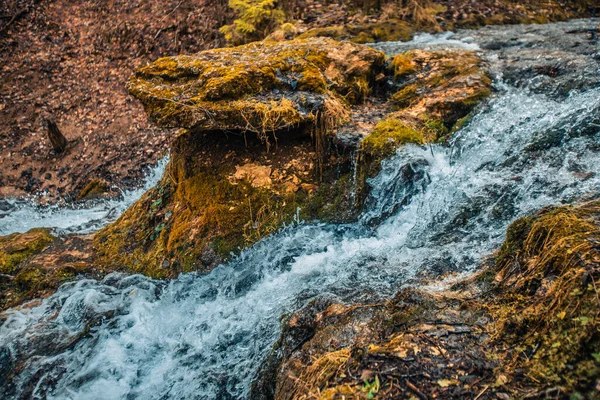 Uma Cachoeira Pedra Dolomita Com Forte Fluxo Água Fluindo Para — Fotografia de Stock
