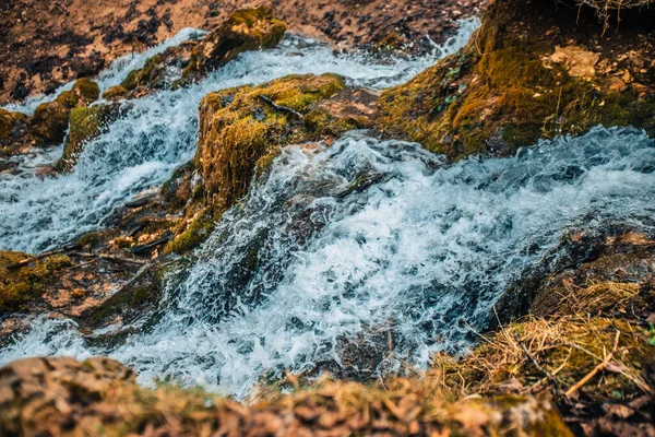 Egy Kőből Készült Dolomit Vízesés Erős Vízfolyással Lefelé Van Egy — Stock Fotó