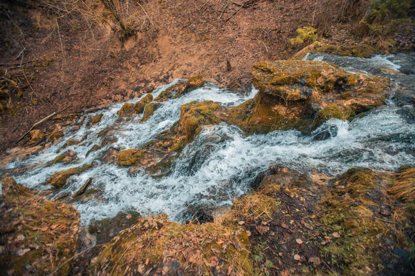 Каменный Водопад Сильным Ручьем Воды Стекающим Вниз Рядом Лес — стоковое фото