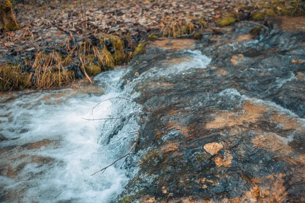 Каменный Водопад Сильным Ручьем Воды Стекающим Вниз Рядом Лес — стоковое фото