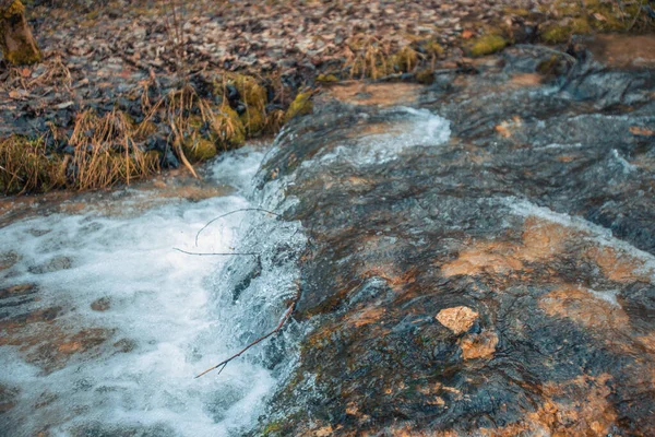 Кам Яний Доломітовий Водоспад Сильним Потоком Води Тече Вниз Поруч — стокове фото